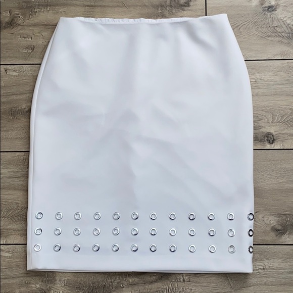 Calvin Klein Dresses & Skirts - Calvin Klein Women’s White Stretch Skirt Size 8